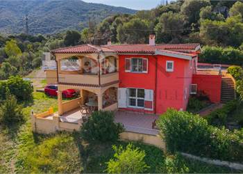 Casa con vista mare e giardino