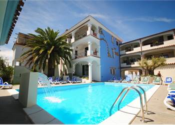 Appartment with pool and garage near the sea 