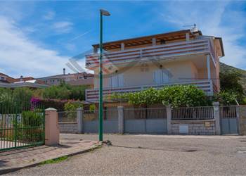 Casa indipendente con vista mare a La Caletta – Ideale per più nuclei familiari o investimento